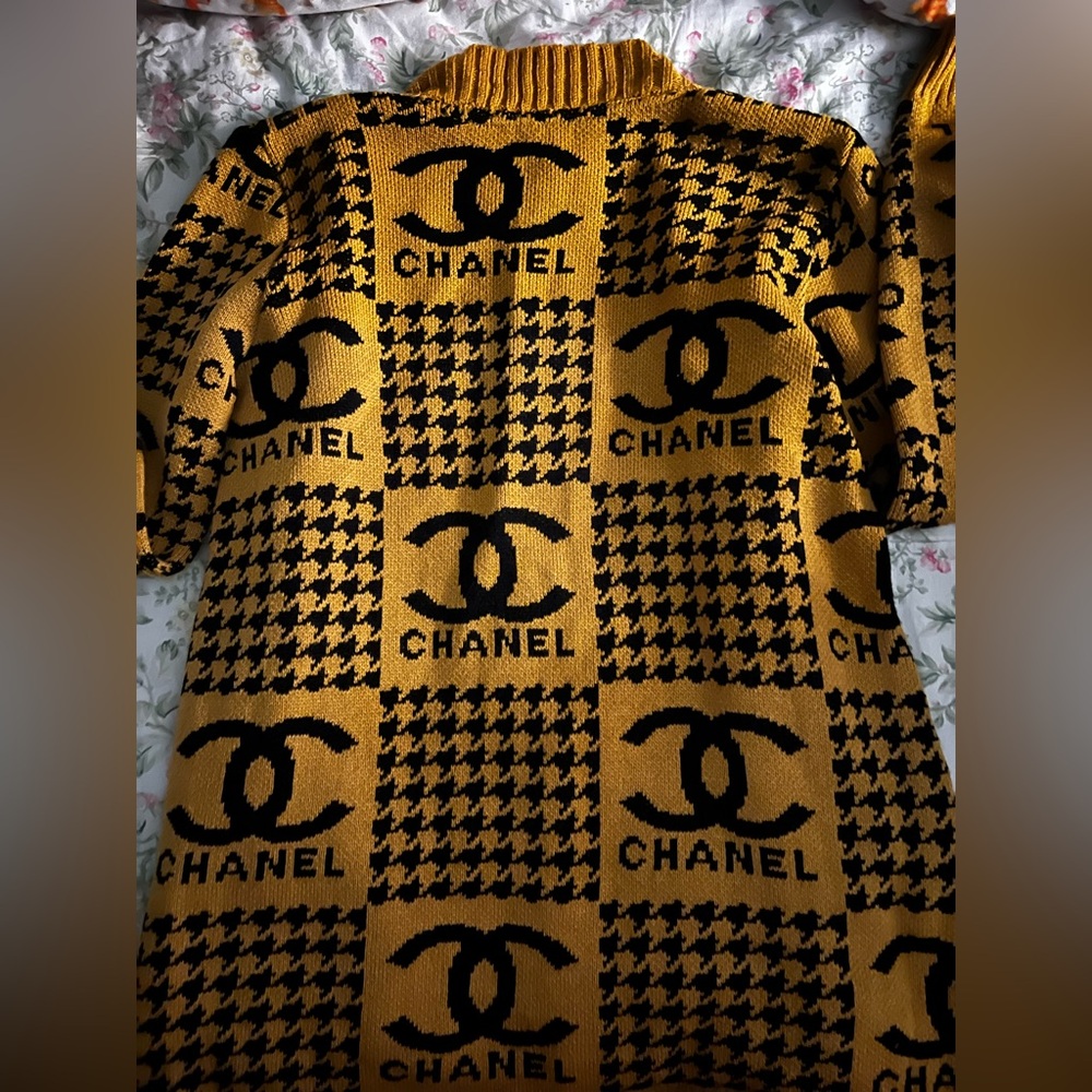 CHANEL-STYLE Mustard and Black Houndstooth Cardigan - Picture 2 of 2